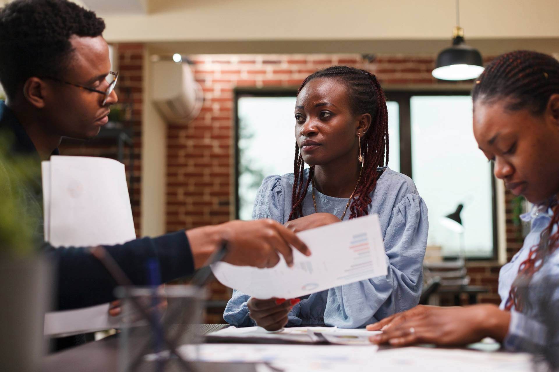 Departamento pessoal reunido na mesa para realizar a gest&atilde;o de margem consign&aacute;vel.