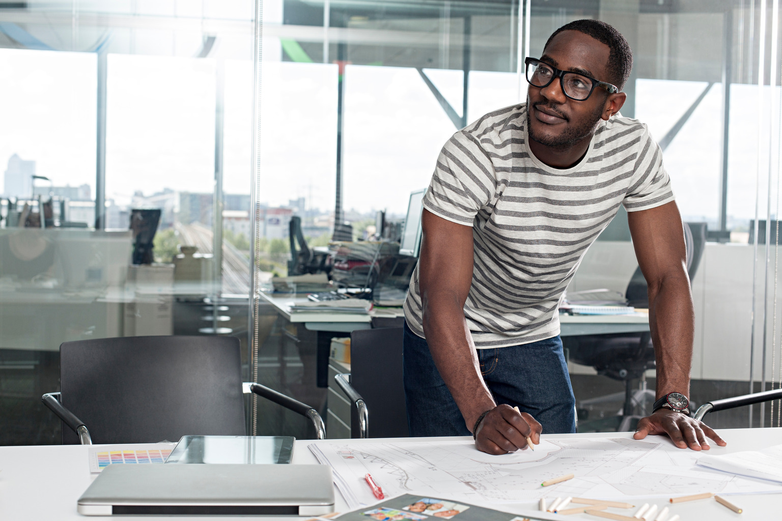 Funcion&aacute;rio fazendo planejamento de recursos humanos