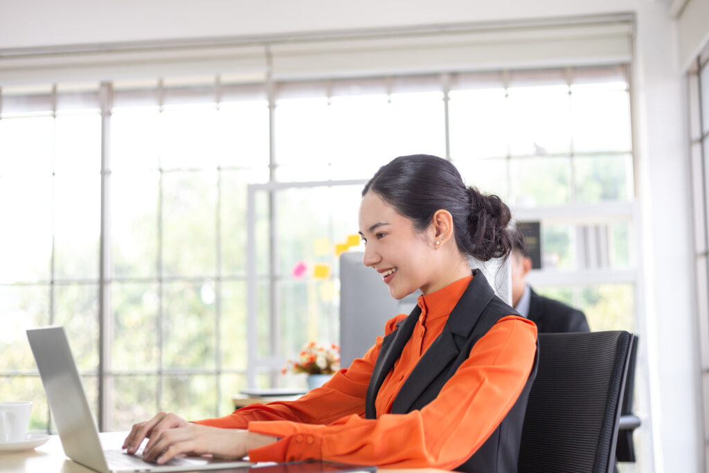 mulher trabalhando no departamento de rh fazendo planejamento de recursos humanos