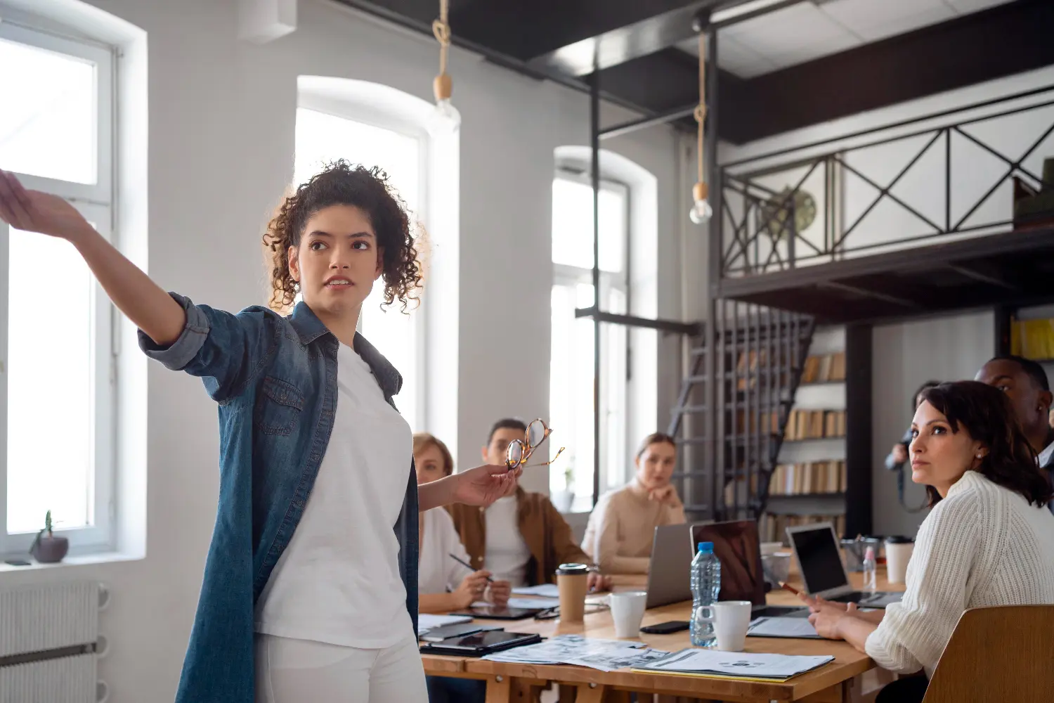 pessoa dando aula sobre liderança para uma boa gestão de rh