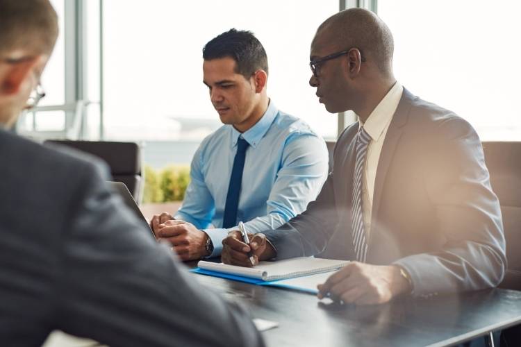 Equipe do departamento pessoal analisando margem consignável