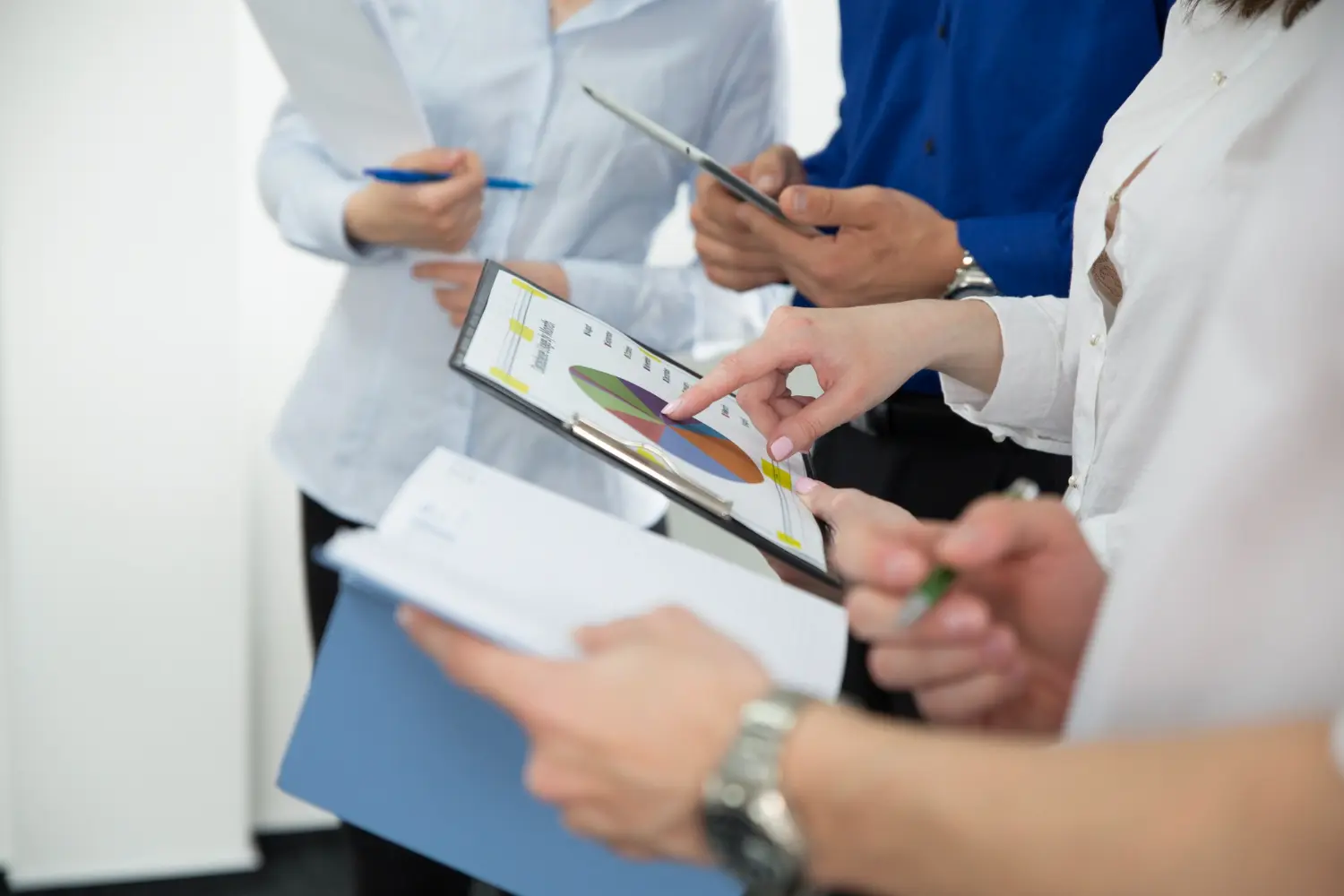 Time de RH analisando dados para otimizar a administra&ccedil;&atilde;o de benef&iacute;cios